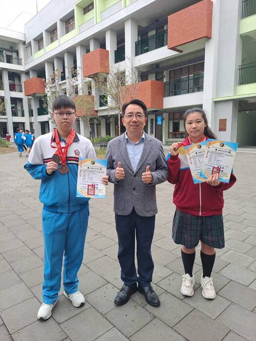 獲獎同學與校長合影