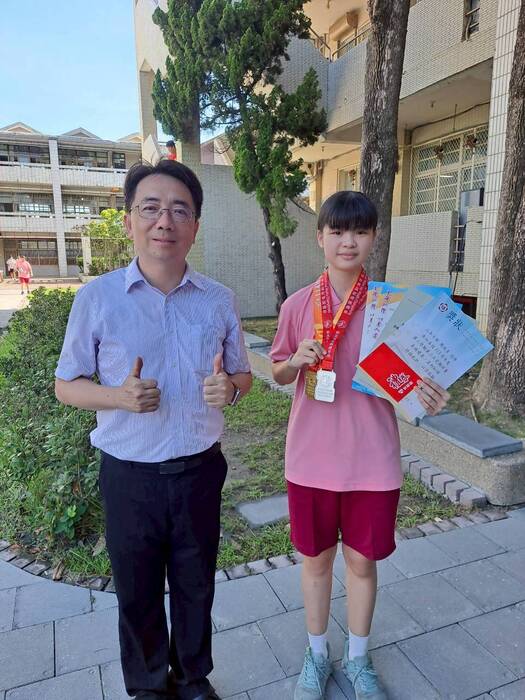 311周雨柔同學頒獎照片