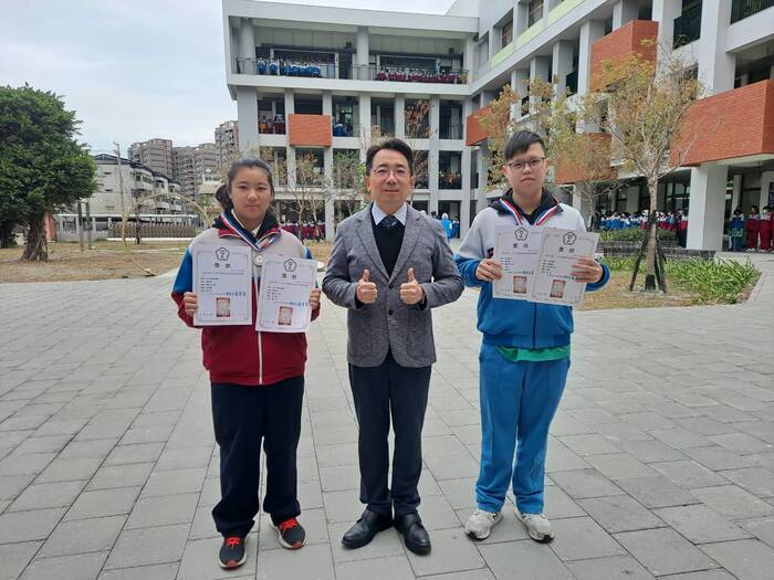 獲獎同學與校長合影1