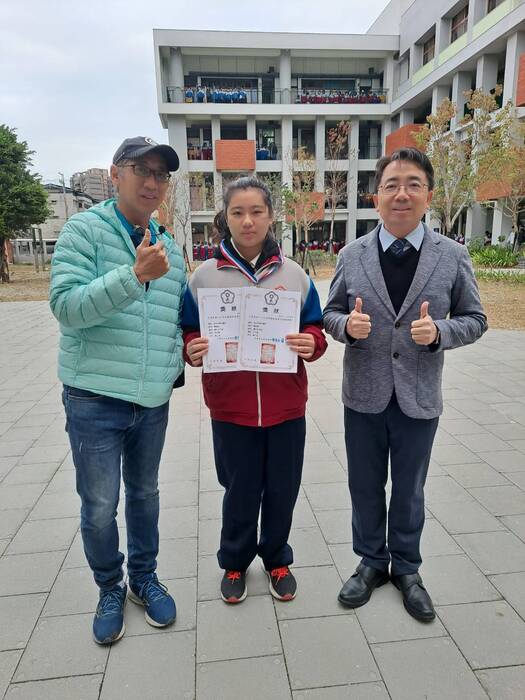 獲獎同學與校長合影2