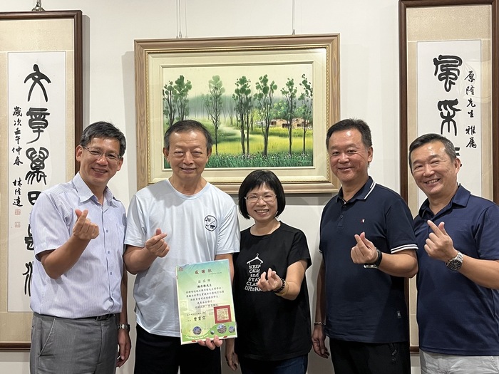 第四屆校友陳原隆董事長捐助獎學金致贈感謝狀合影