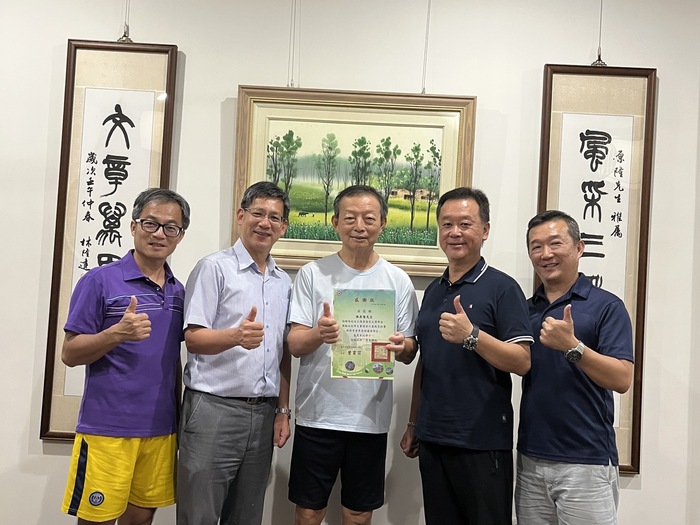 第四屆校友陳原隆董事長捐助獎學金合影