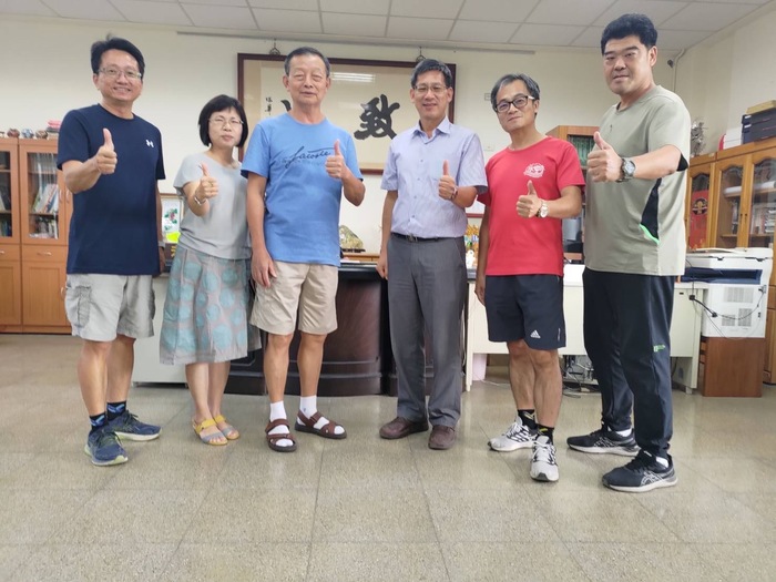 第四屆校友陳原隆董事長捐助獎學金合影