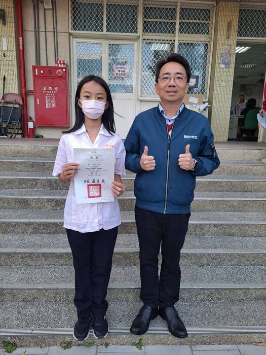 102王采宸同學與校長合影