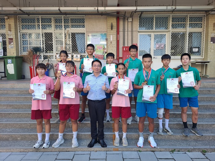 獲獎同學與校長合影圖片