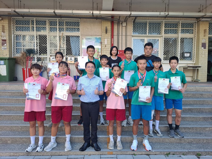 獲獎同學與師長們合影圖片